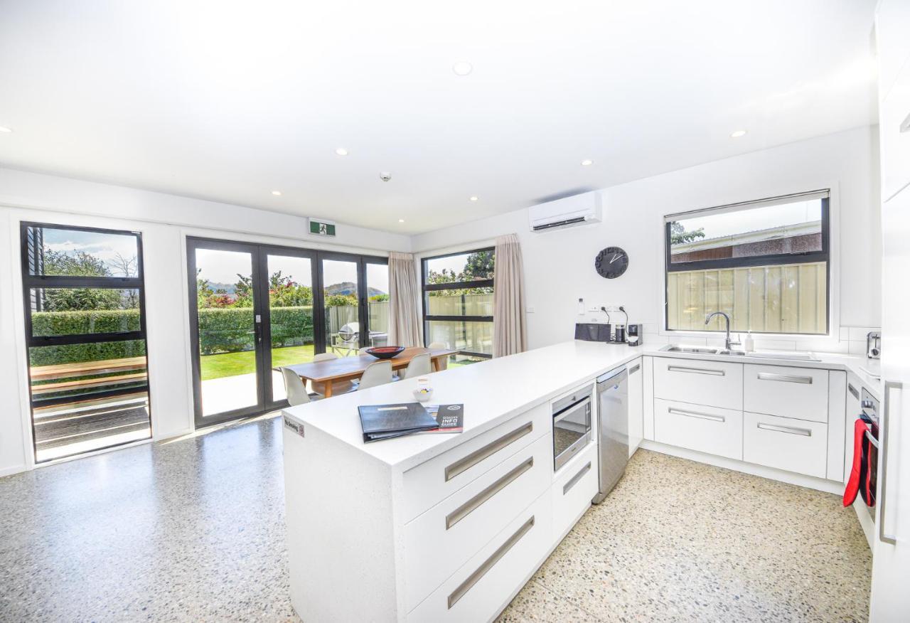 Tenby Apartments Уанака Екстериор снимка