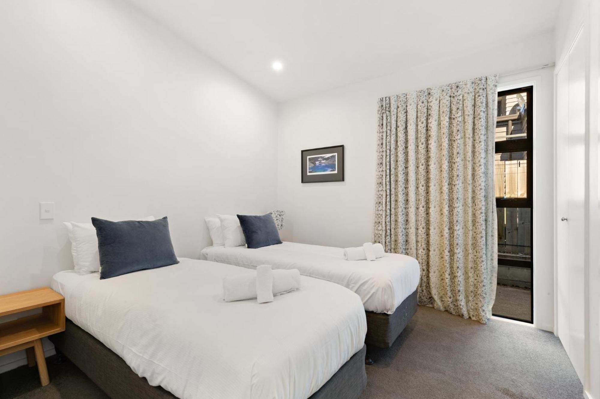 Tenby Apartments Уанака Екстериор снимка